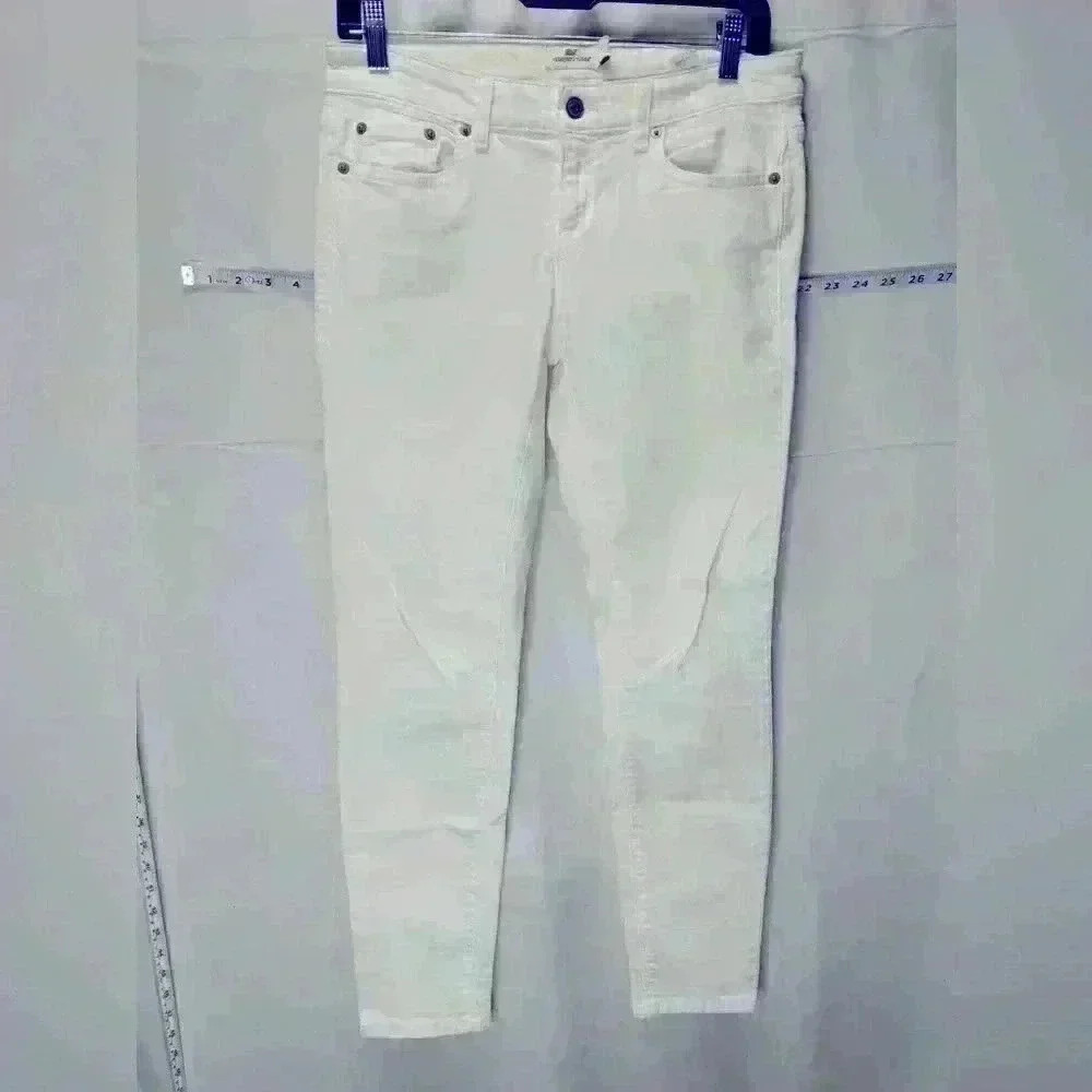 Excellent Condition, Vineyard Vines. Sz 4, mid-rise ankle jeans in white.